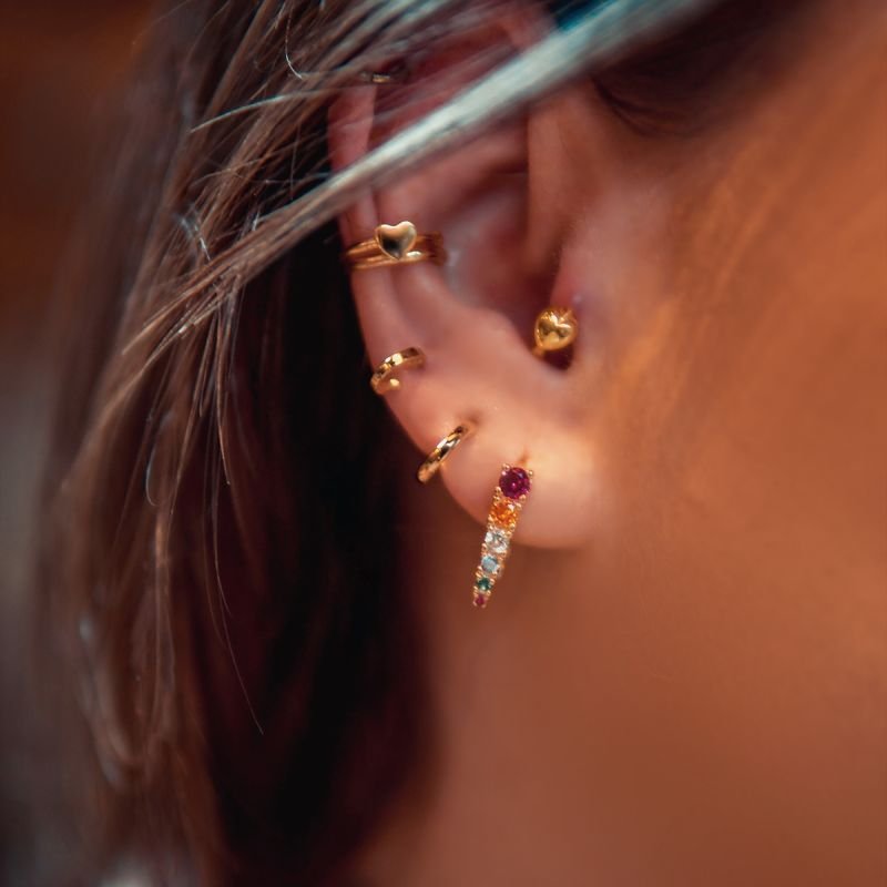 Argola geométrica com 6 zircônias coloridas folheada a ouro 18k