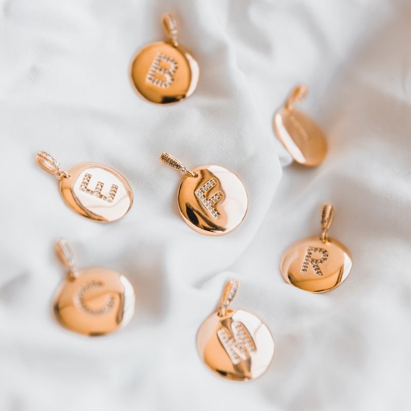 Colar medalha com inicial folheado a ouro 18k