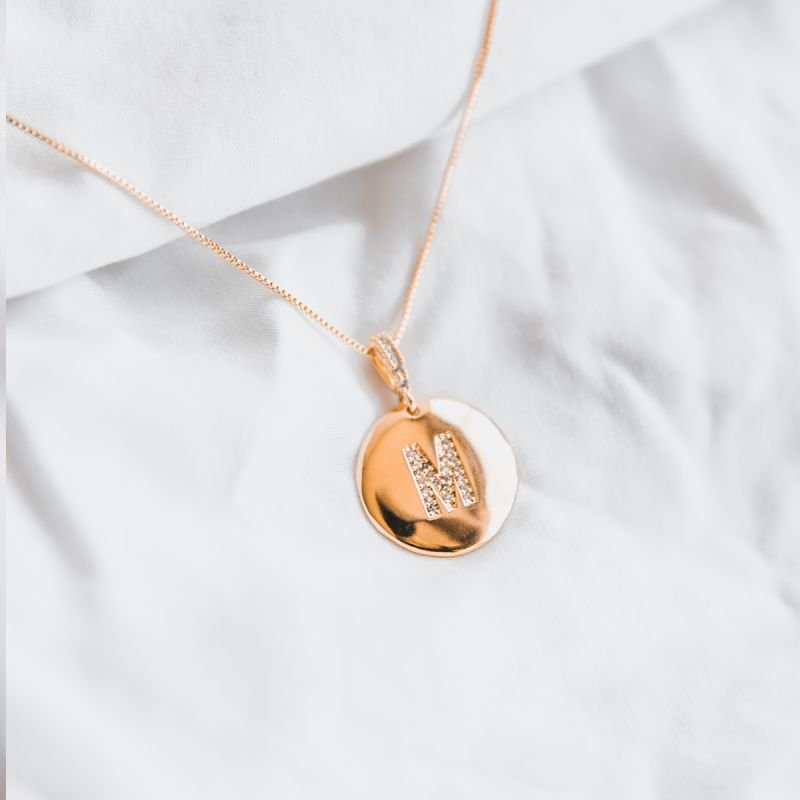 Colar medalha com inicial folheado a ouro 18k