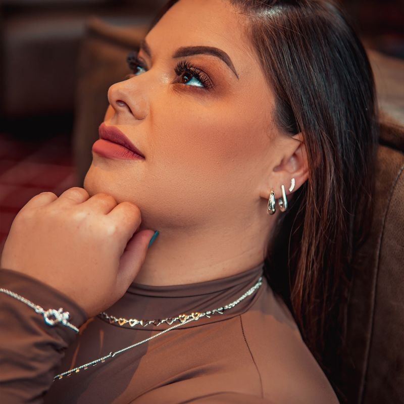 Ear cuff de 8 zircônias folheado a prata