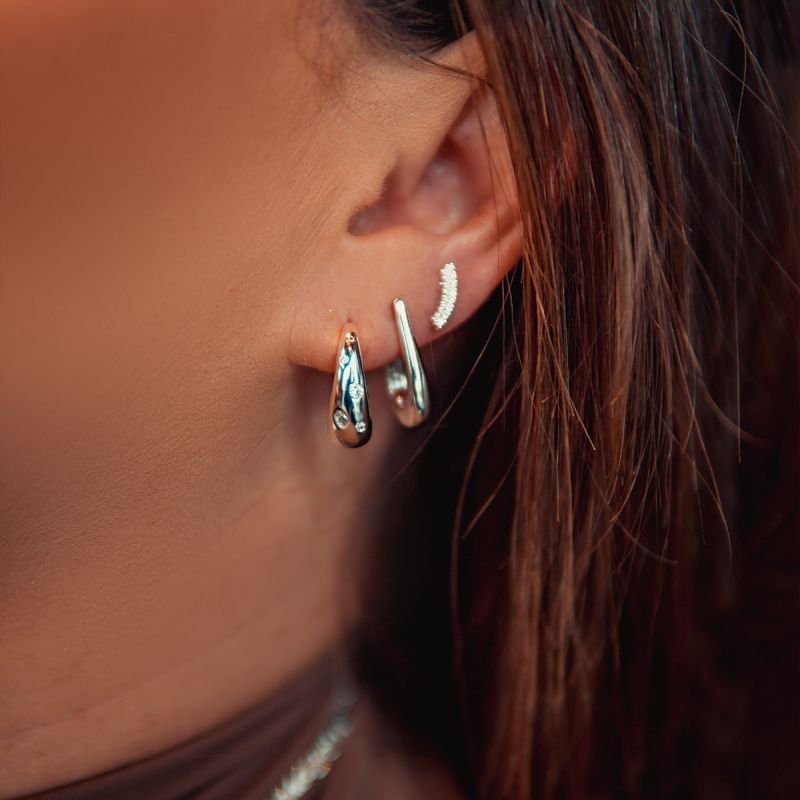 Ear cuff de 8 zircônias folheado a prata