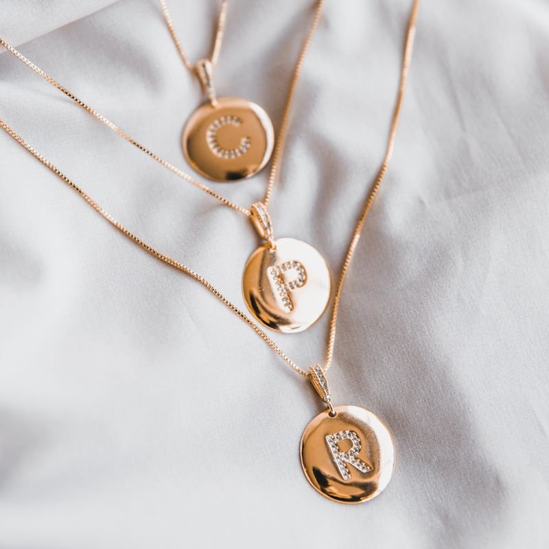 Colar medalha com inicial folheado a ouro 18k