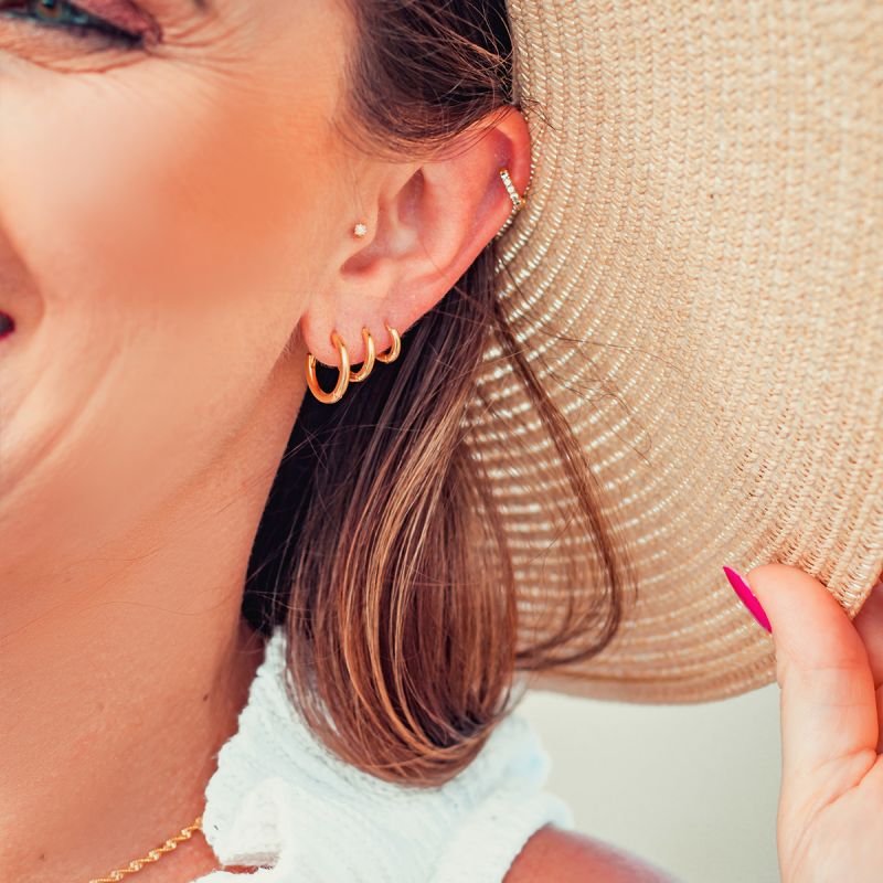 Trio de argolas lisas com fechamento em clique folheadas a ouro 18k