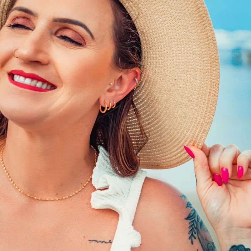 Trio de argolas lisas com fechamento em clique folheadas a ouro 18k