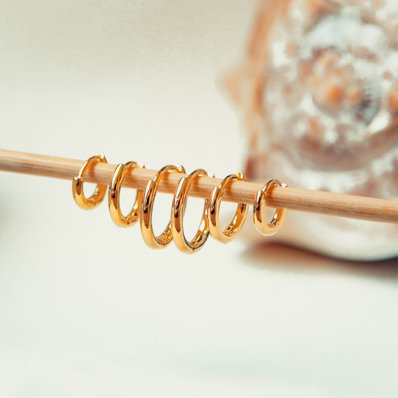 Trio de argolas lisas com fechamento em clique folheadas a ouro 18k