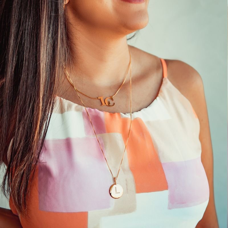 Colar medalha com inicial folheado a ouro 18k