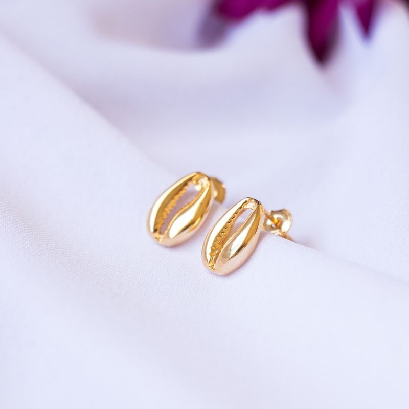 Brinco de búzios de folheado a ouro 18k