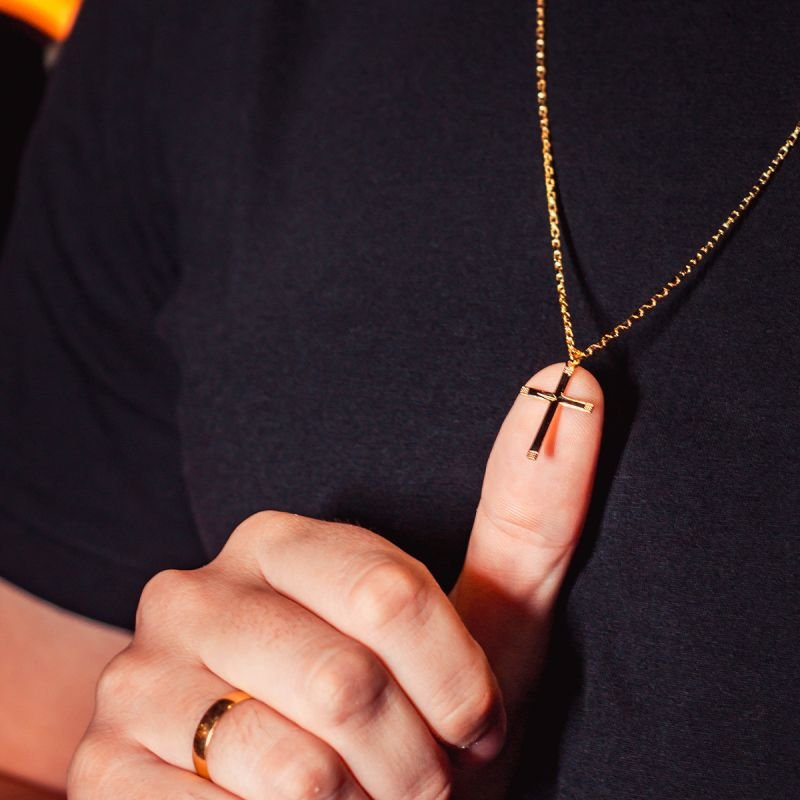 Corrente Elos Quadrado com Crucifixo folheada a ouro 18k