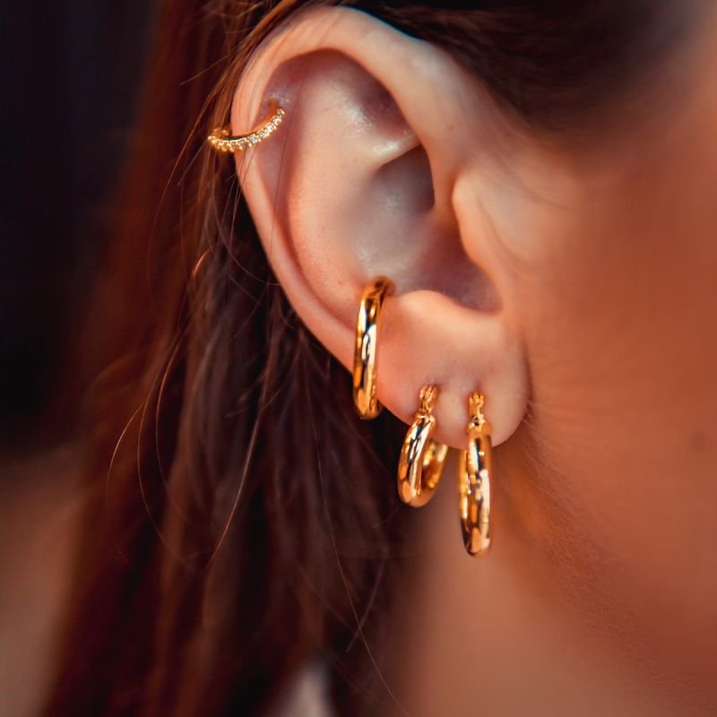 Piercing de furo cravejado com 10 zircônias brancas folheado a ouro 18k