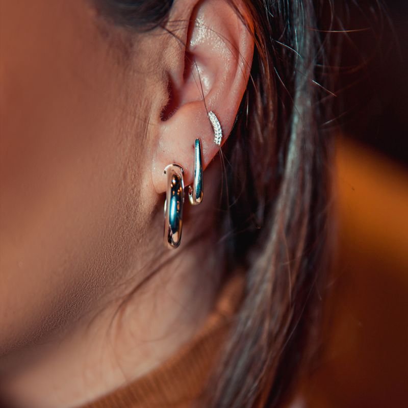 Ear cuff de 8 zircônias folheado a prata