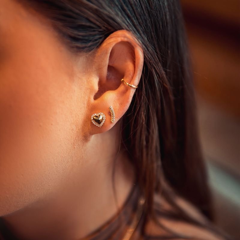 Ear cuff de 8 zircônias folheado a ouro 18k