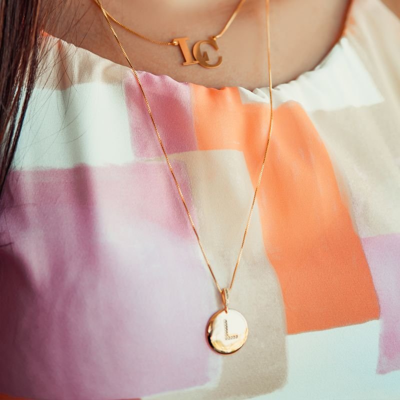 Colar medalha com inicial folheado a ouro 18k