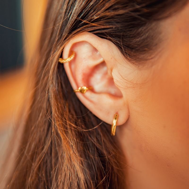 Piercing de furo cravejado com 10 zircônias brancas folheado a ouro 18k