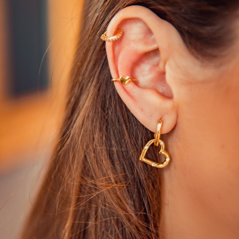 Piercing de furo cravejado com 10 zircônias brancas folheado a ouro 18k
