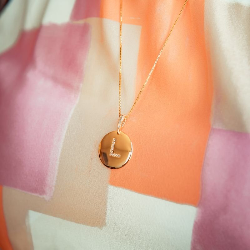 Colar medalha com inicial folheado a ouro 18k