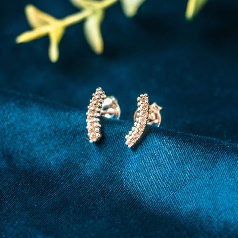 Ear cuff de 8 zircônias folheado a prata