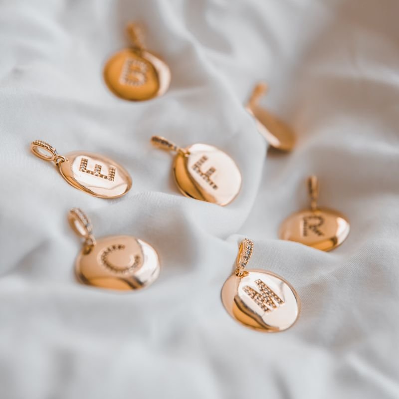 Colar medalha com inicial folheado a ouro 18k