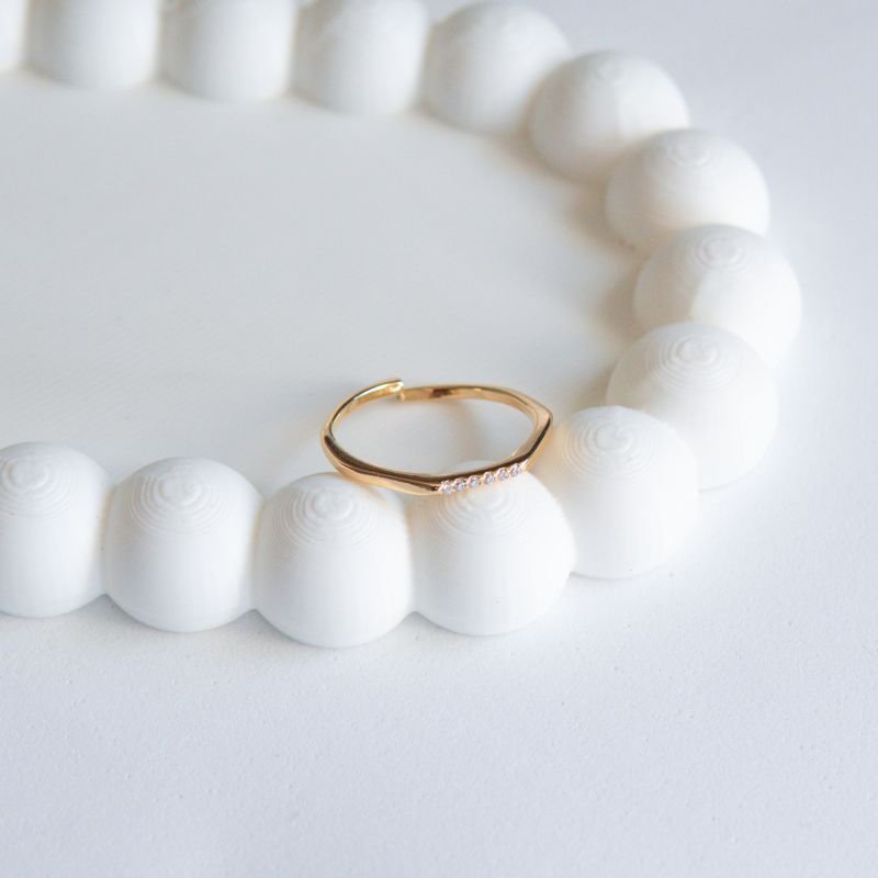 Anel aparador com 6 zircônias regulável folheado a ouro 18k