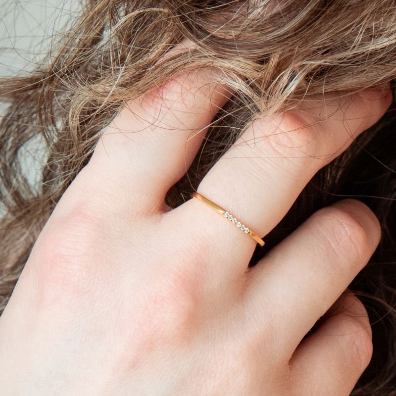 Anel aparador com 6 zircônias regulável folheado a ouro 18k