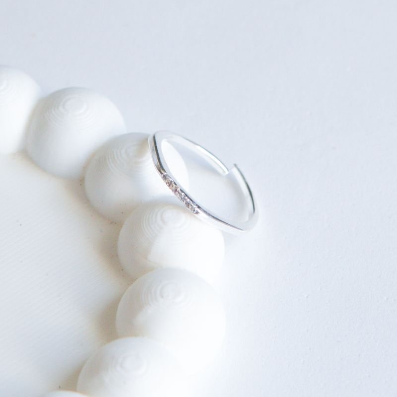 Anel aparador com 6 zircônias regulável folheado a prata