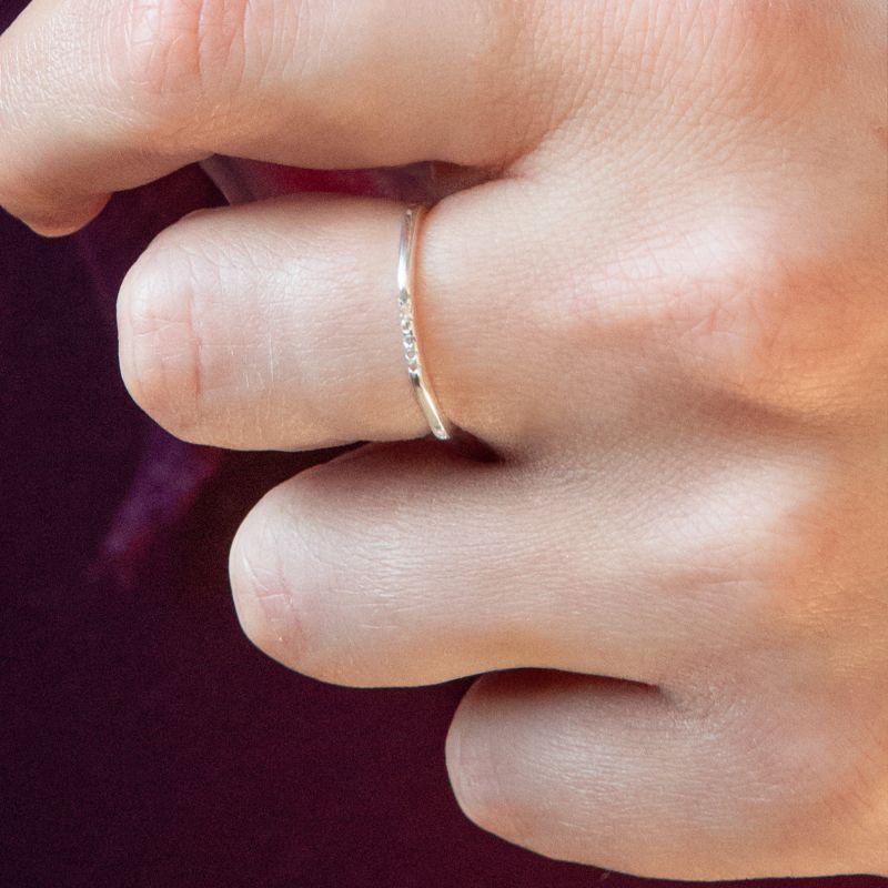 Anel aparador com 6 zircônias regulável folheado a prata