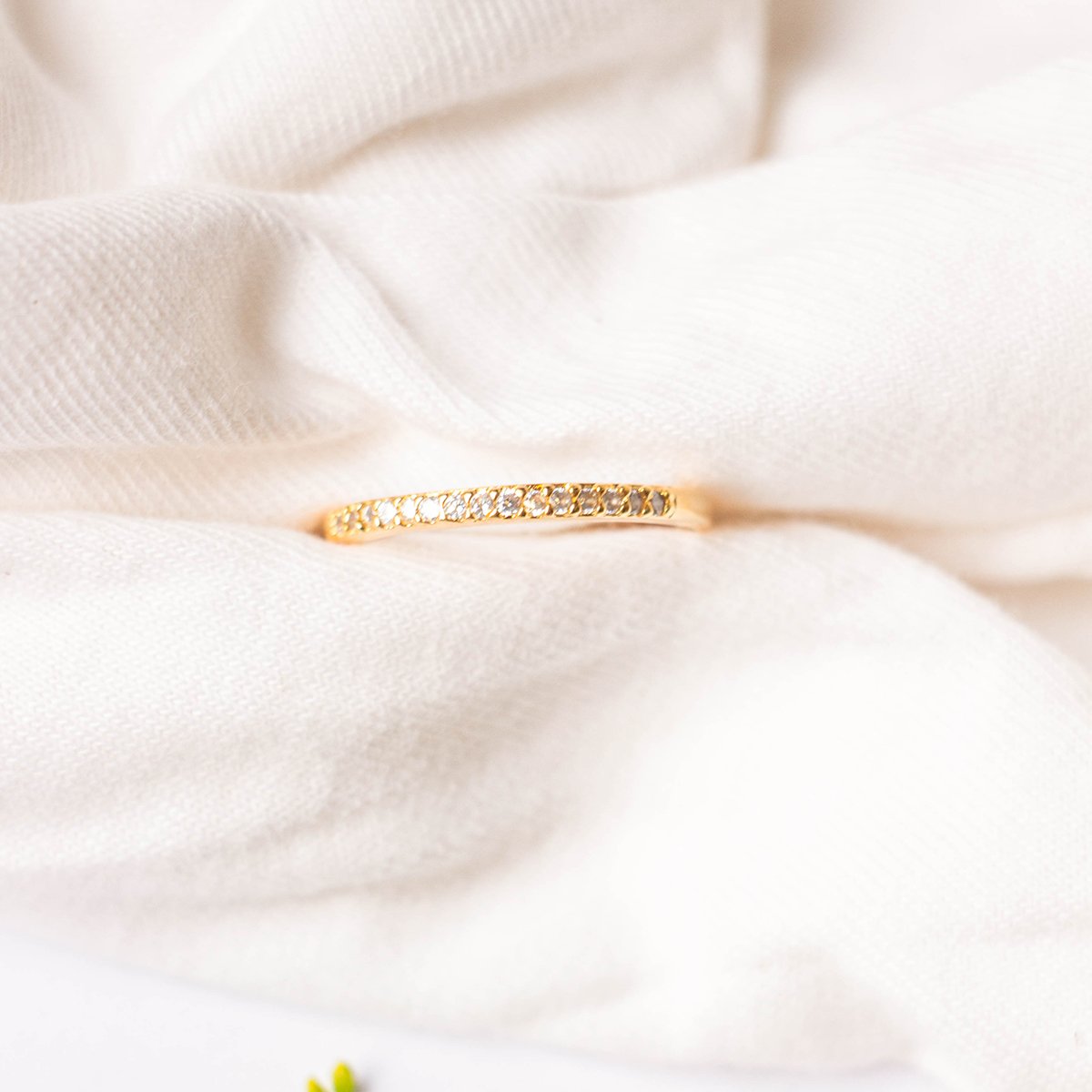 Anel aparador com zircônias brancas de 2mm folheado a ouro 18k