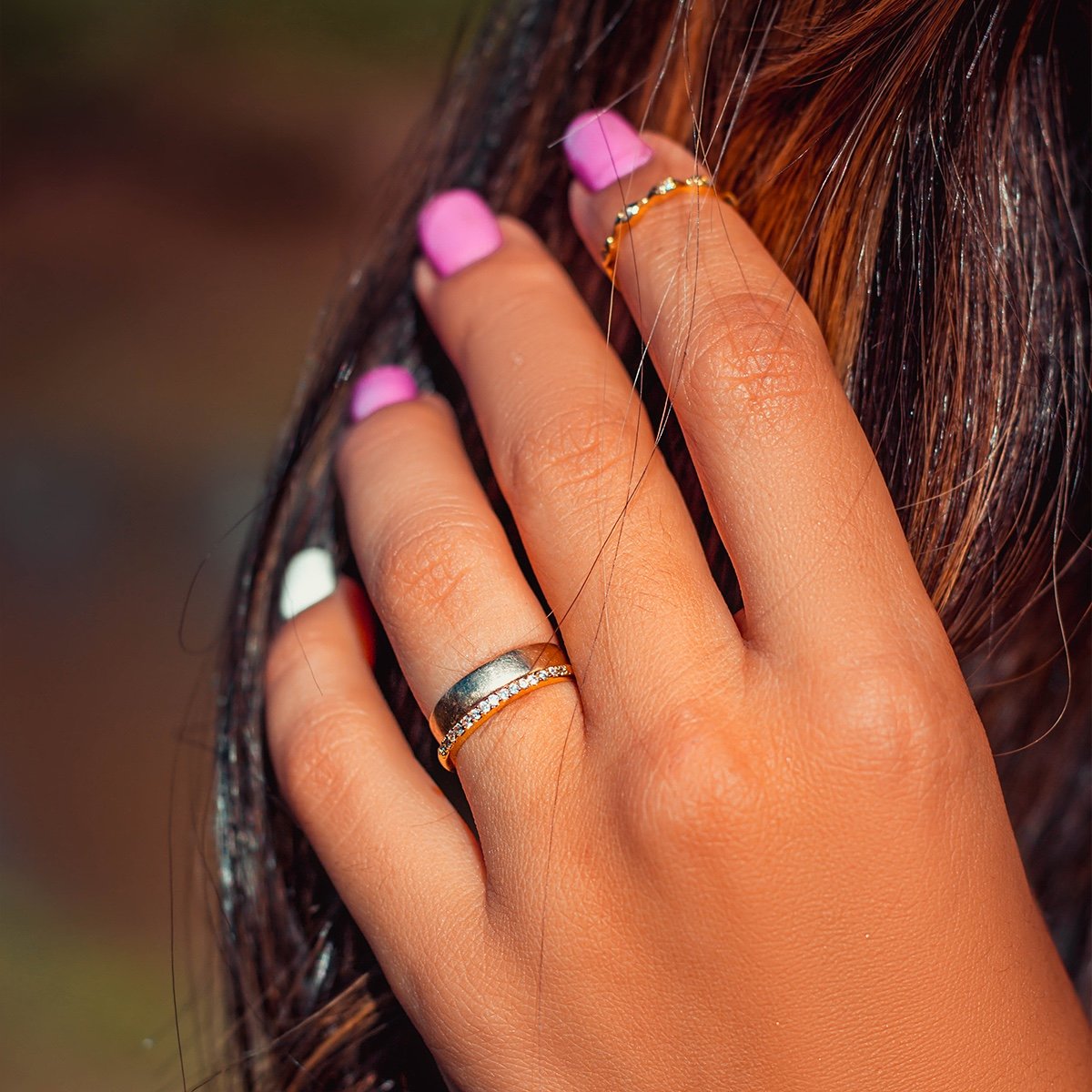 Anel aparador com zircônias brancas de 2mm folheado a ouro 18k