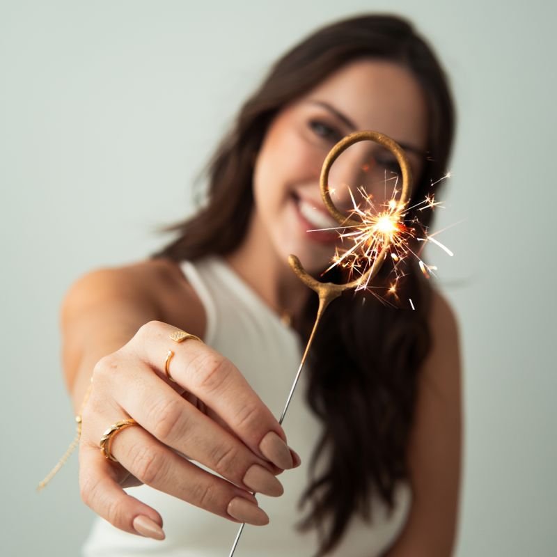 Anel aparador torcido com zircônias folheado a ouro 18k