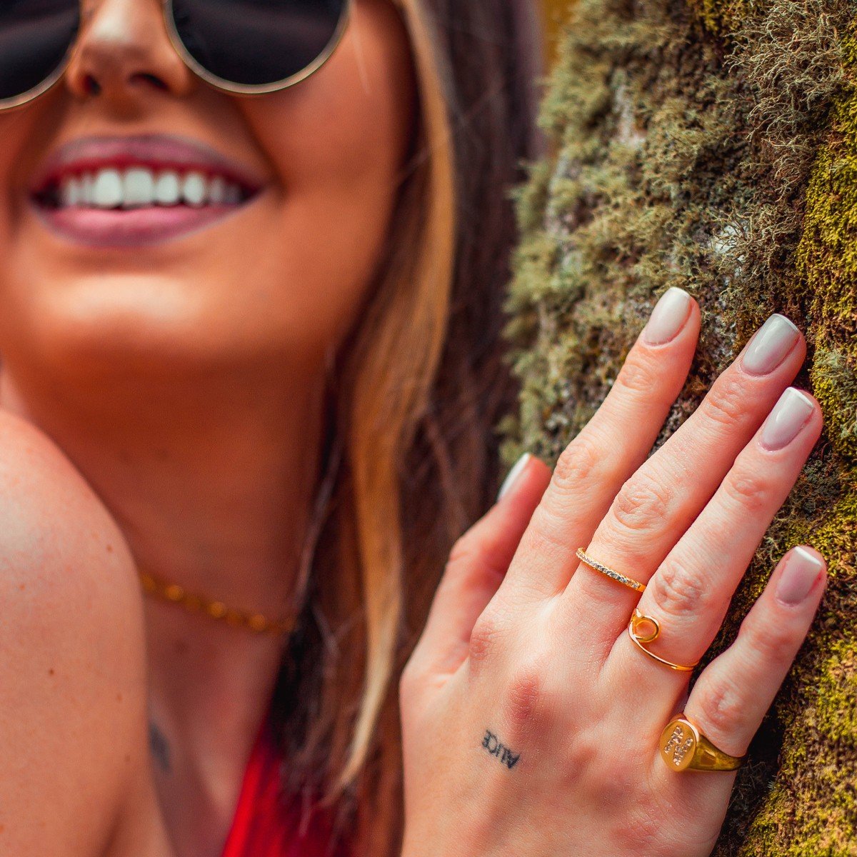 Anel de mingo com letra cravejada, folheado a ouro 18k