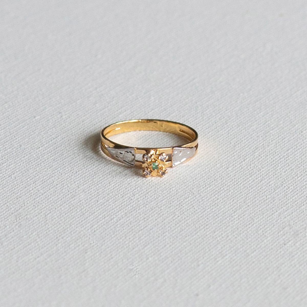 Anel de Formatura com pedra central e 4 zircônias em ouro 18k