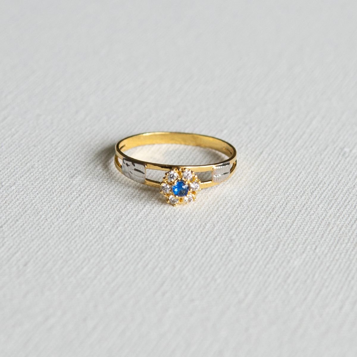 Anel de Formatura com pedra central e 6 zircônias em ouro 18k