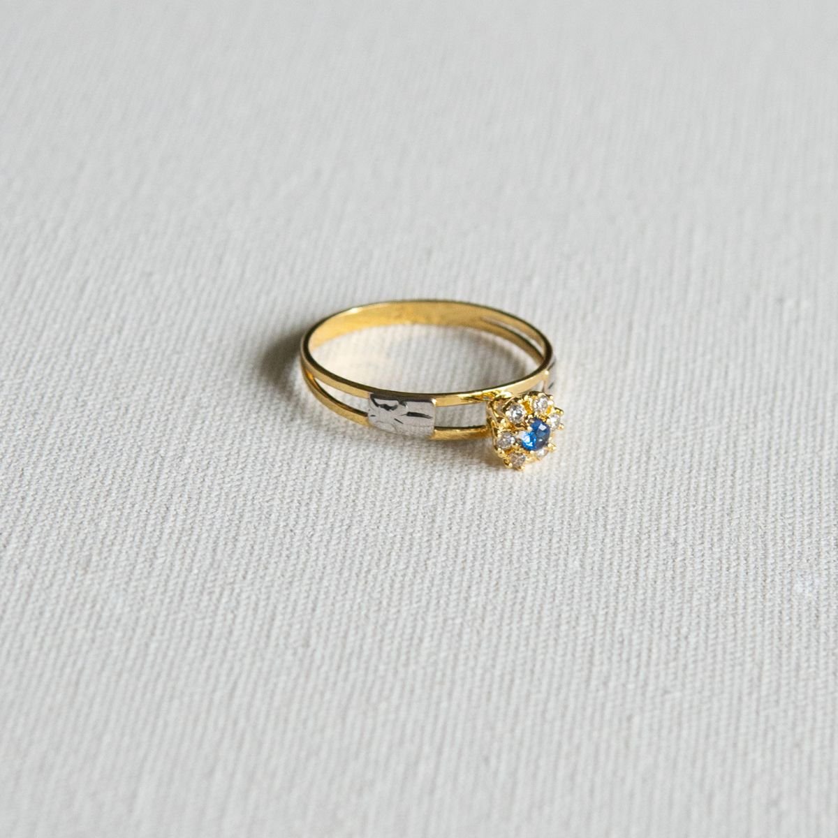Anel de Formatura com pedra central e 6 zircônias em ouro 18k