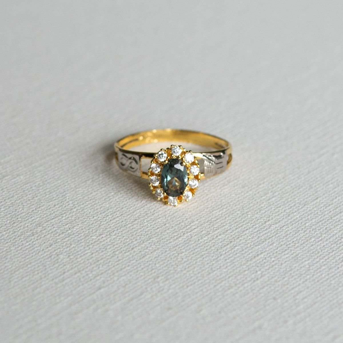 Anel de Formatura com pedra oval e 10 zircônias em ouro 18k