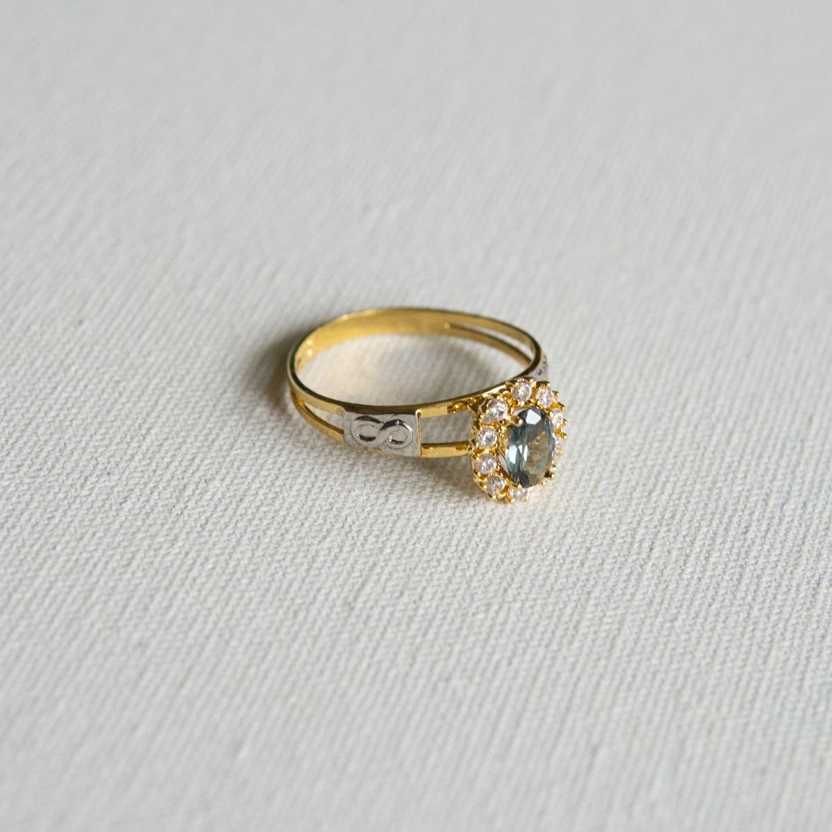 Anel de Formatura com pedra oval e 10 zircônias em ouro 18k