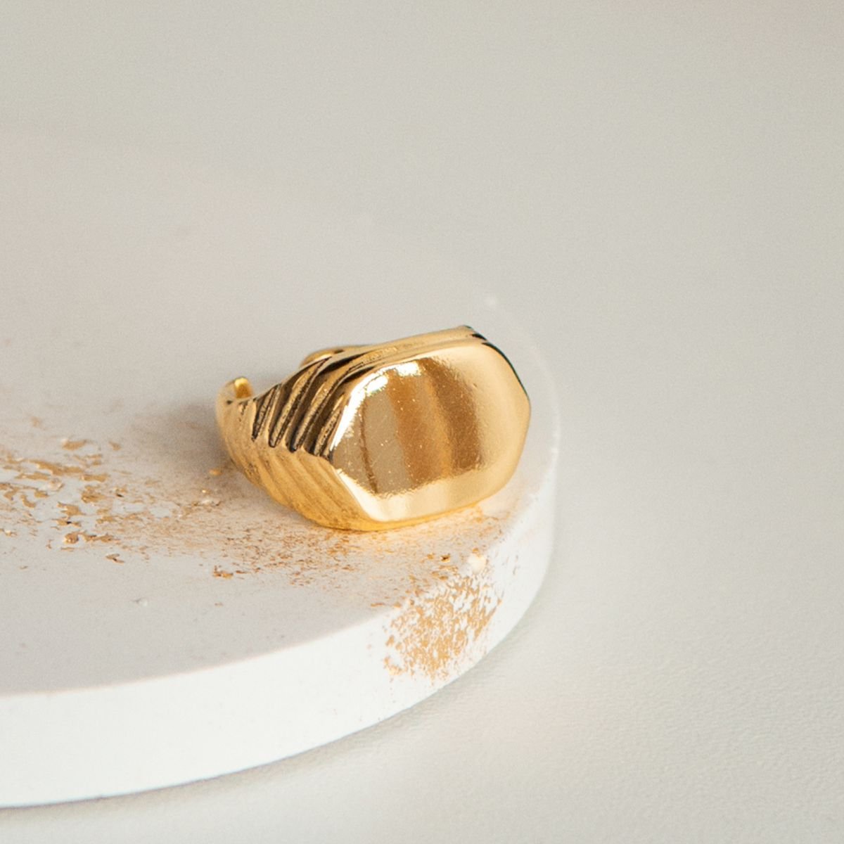 Anel de mingo liso regulável folheado a ouro 18k