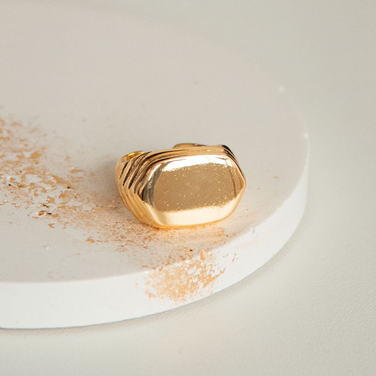 Anel de mingo liso regulável folheado a ouro 18k