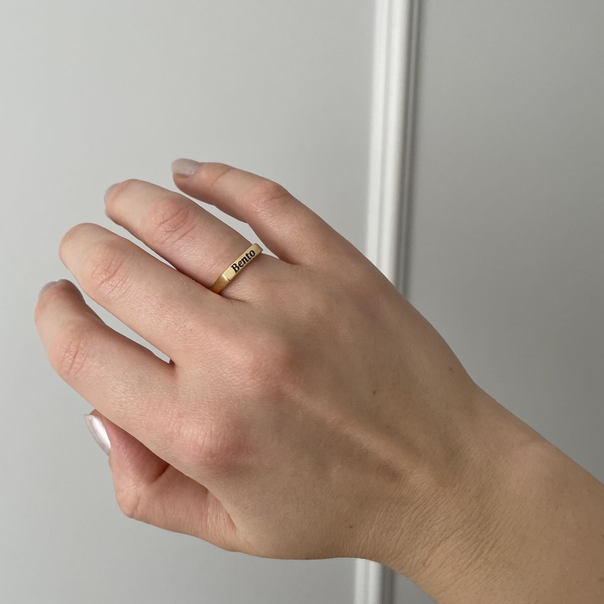 Anel de nome personalizado a laser folheado a ouro 18k - 2 dias úteis para envio