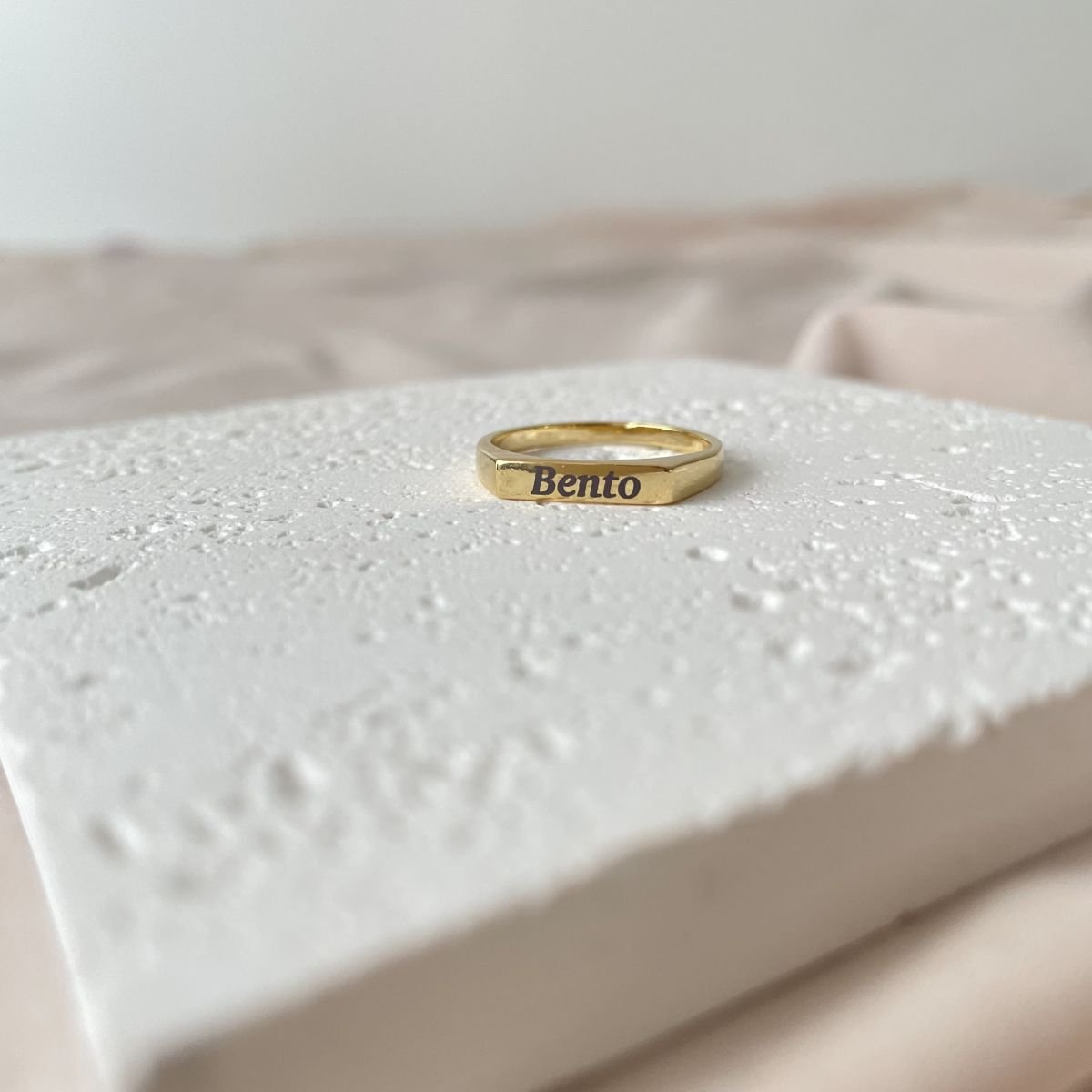 Anel de nome personalizado a laser folheado a ouro 18k - 2 dias úteis para envio