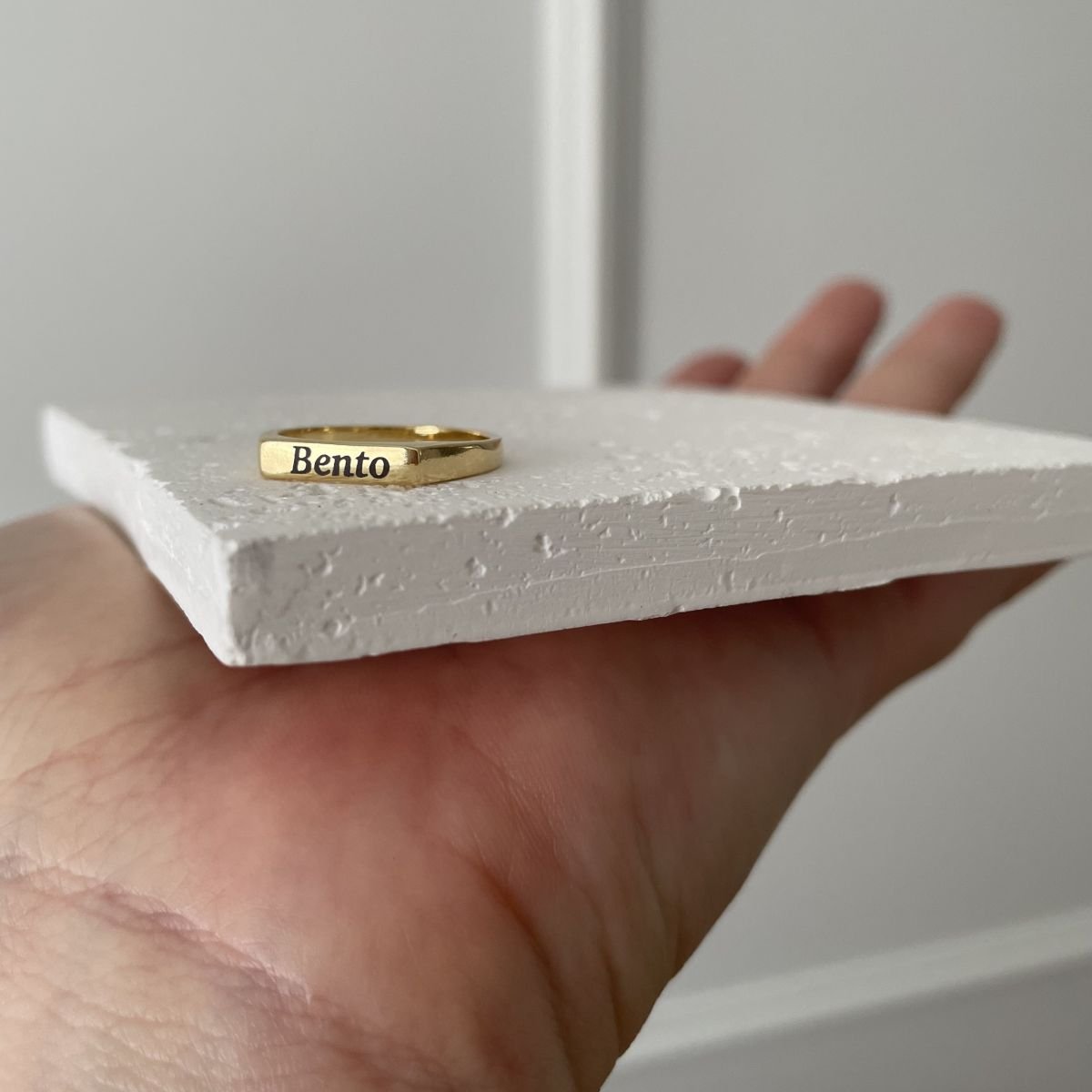 Anel de nome personalizado a laser folheado a ouro 18k - 2 dias úteis para envio