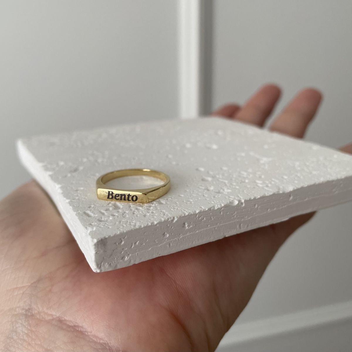 Anel de nome personalizado a laser folheado a ouro 18k - 2 dias úteis para envio