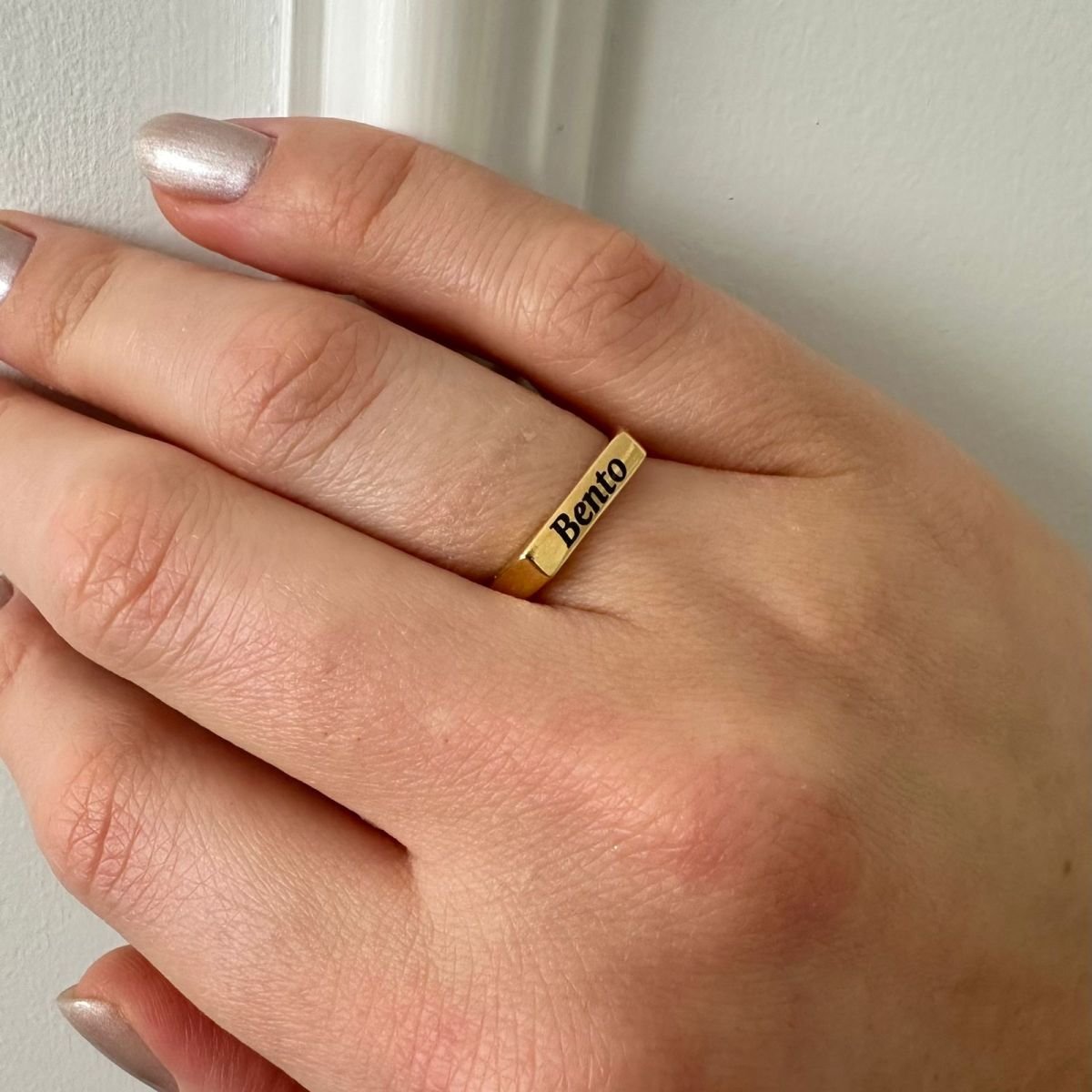 Anel de nome personalizado a laser folheado a ouro 18k - 2 dias úteis para envio