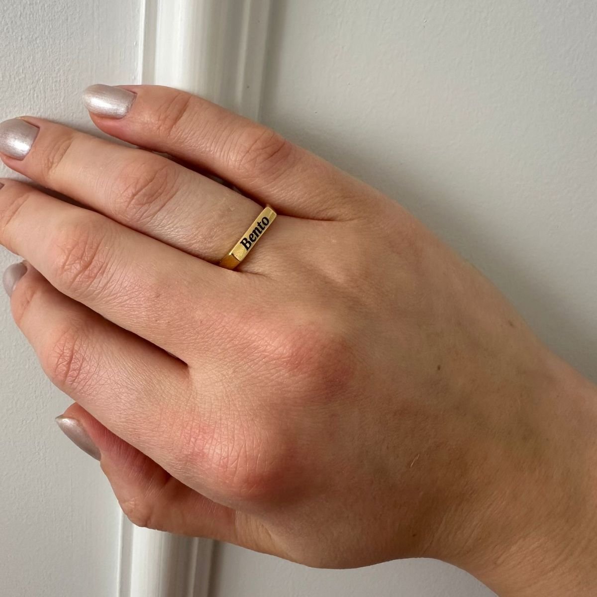 Anel de nome personalizado a laser folheado a ouro 18k - 2 dias úteis para envio