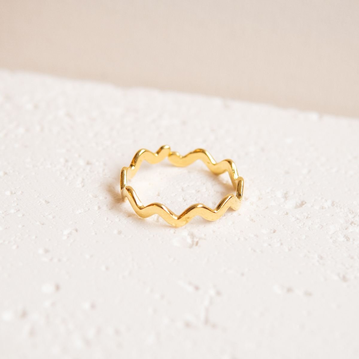 Anel de ondas minimalista regulável folheado a ouro 18k