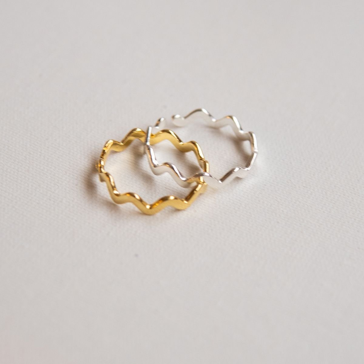 Anel de ondas minimalista regulável folheado a ouro 18k