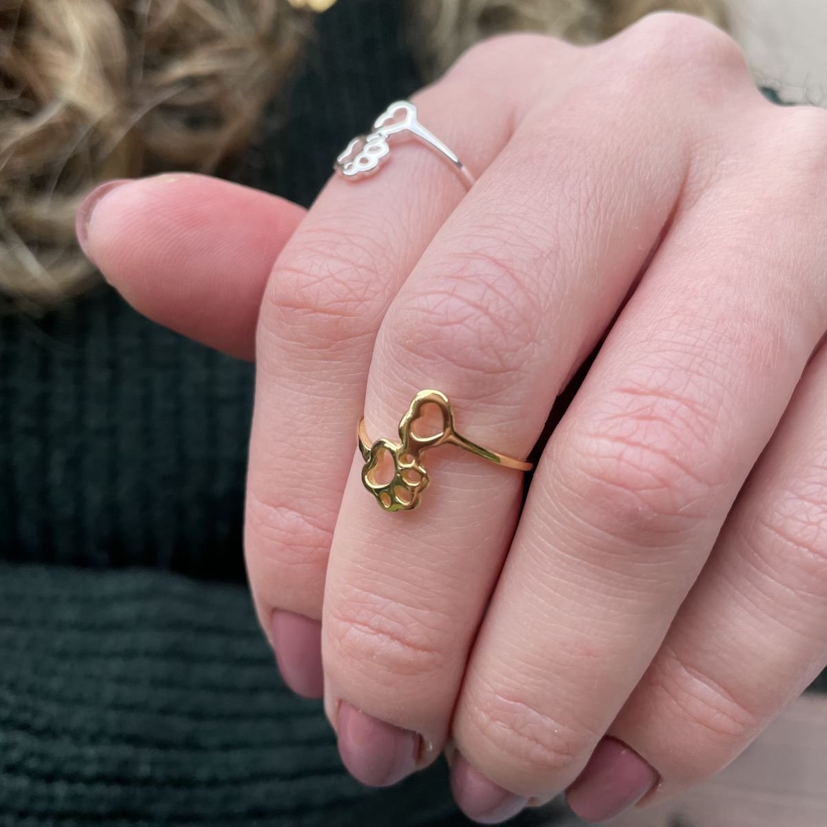 Anel de patinha e coração vazado folheado a ouro 18k