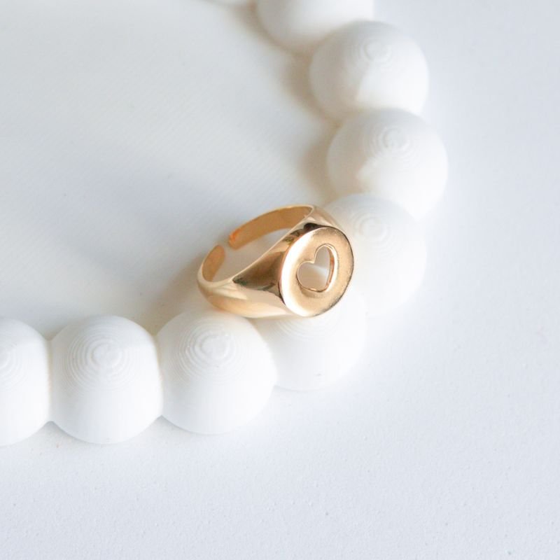 Anel mingo com coração vazado regulável folheado a ouro 18k