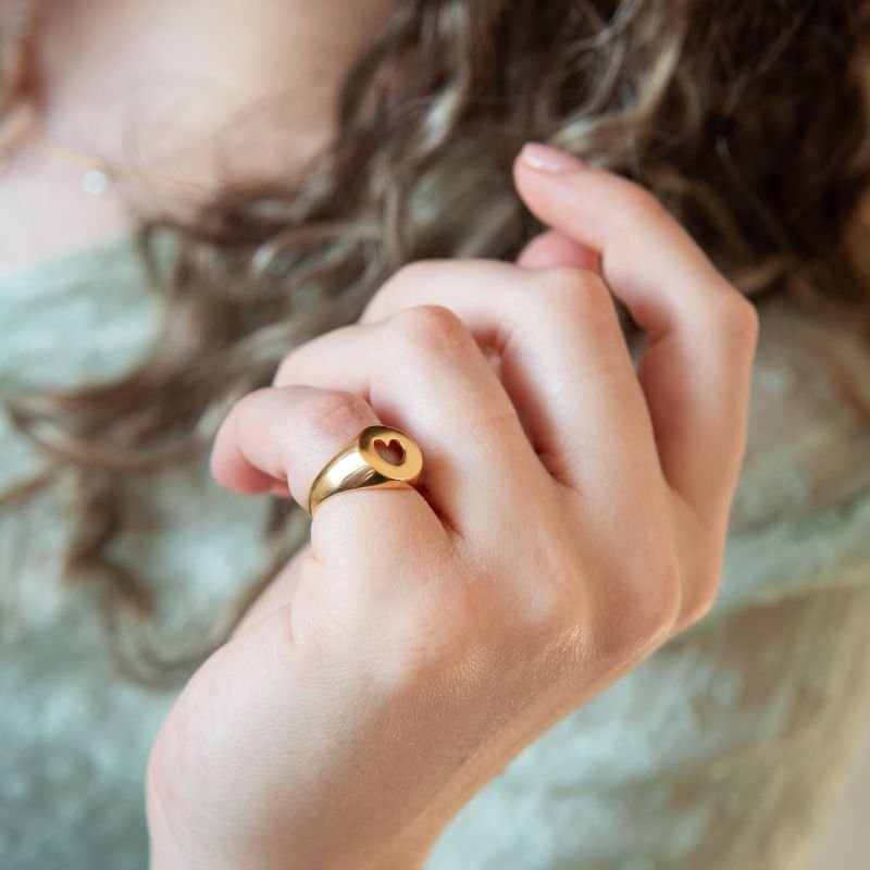 Anel mingo com coração vazado regulável folheado a ouro 18k