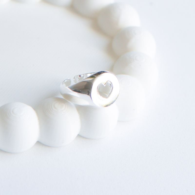 Anel mingo com coração vazado regulável folheado a prata