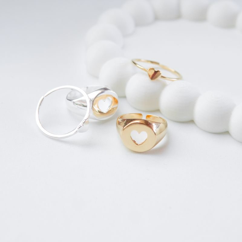 Anel mingo com coração vazado regulável folheado a prata