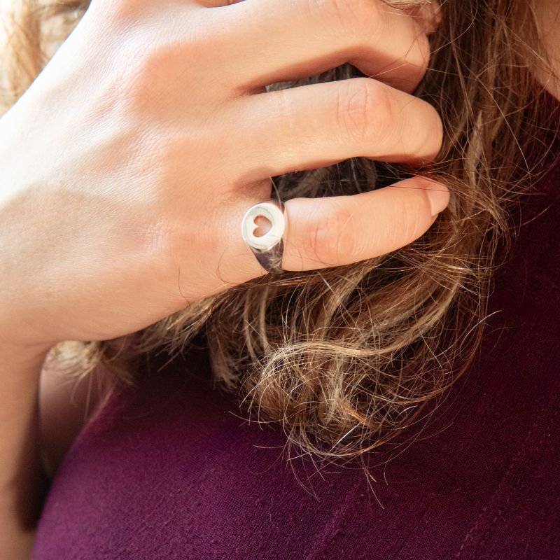 Anel mingo com coração vazado regulável folheado a prata